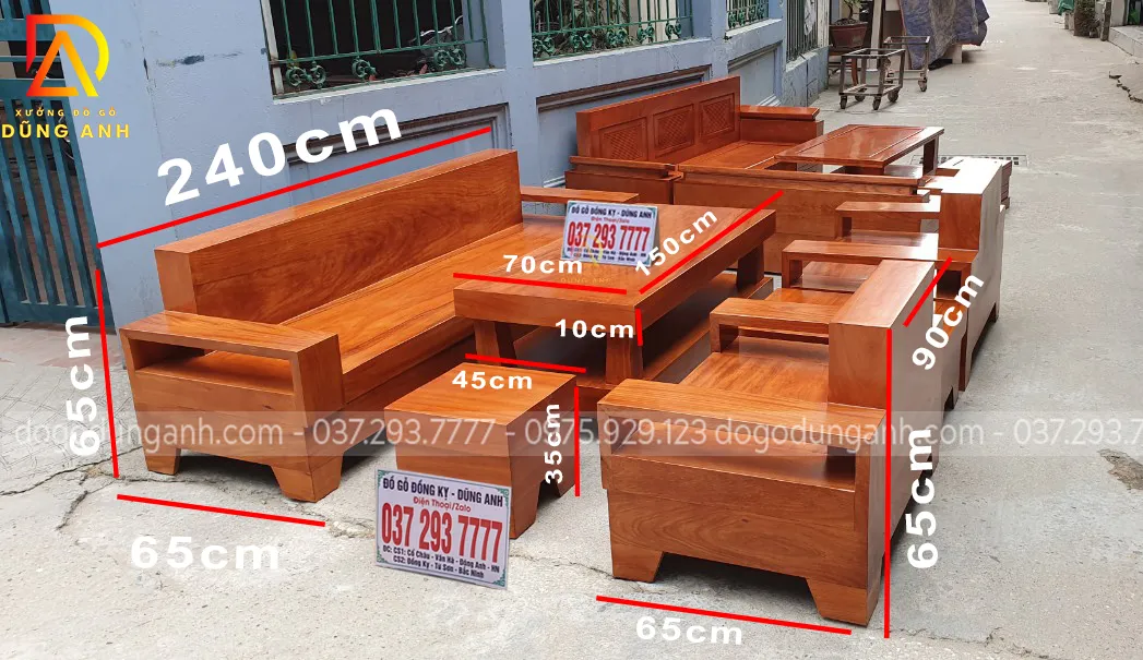 Góc nhìn chi tiết về chiếc đôn nhỏ gọn đi kèm bộ bàn ghế Gõ Đỏ nguyên khối