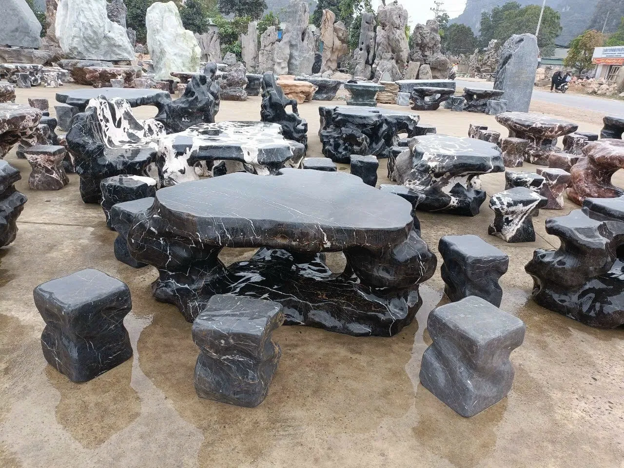 Bộ bàn ghế đá đen sang trọng giá hợp lí