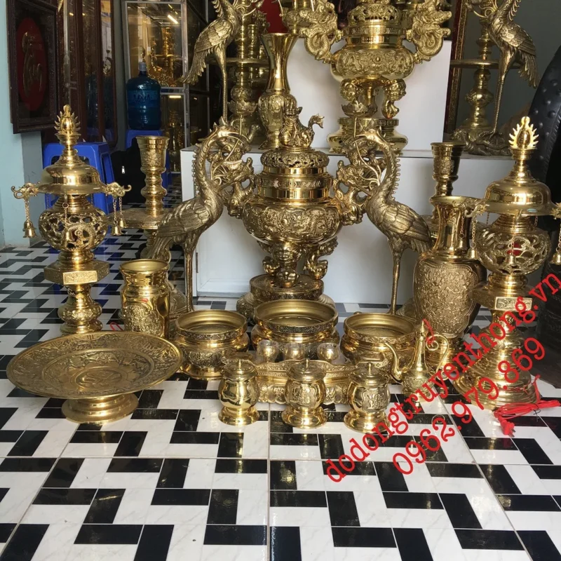 Giá bộ lư đồng bàn thờ Vĩnh Tiến trưng bày tại cửa hàng giá bộ lư đồng bàn thờ Vĩnh Tiến trưng bày tại cửa hàng đồ đồng