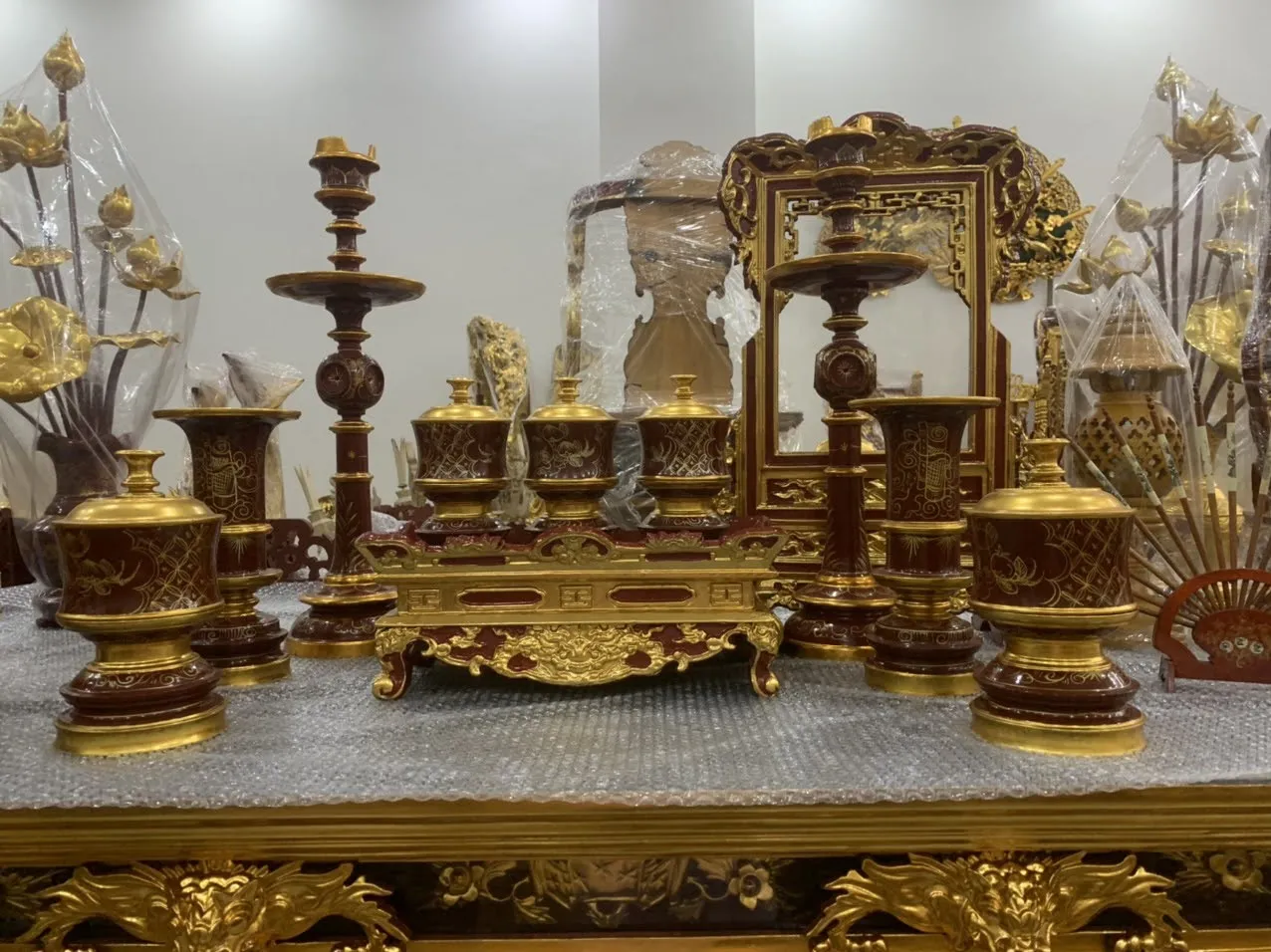 Giá bộ đồ thờ bằng gỗ Mít được đánh giá cao về độ bền và ý nghĩa tâm linh