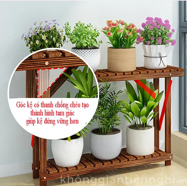 Cấu trúc chắc chắn của kệ gỗ để cây cảnh giúp chịu tải được nhiều chậu cây nặng