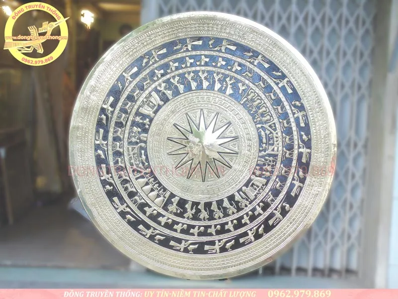 Mặt trống đồng gò hoa văn nổi 1m giá 6,5 triệu