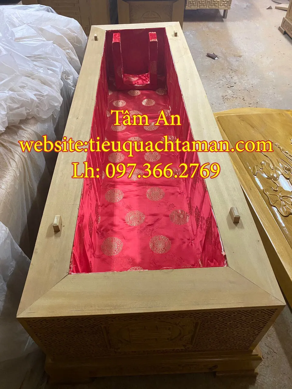 Giá quan tài bằng gỗ vàng tâm