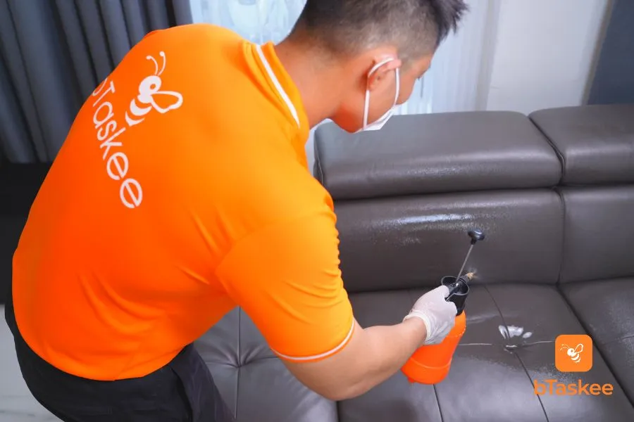 Xịt dung môi lên ghế sofa và sử dụng vải lau sạch vết bẩn theo hình xoắn ốc