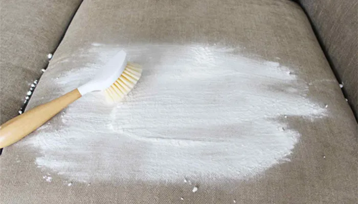 Baking soda giúp khử mùi và làm sạch sofa vải
