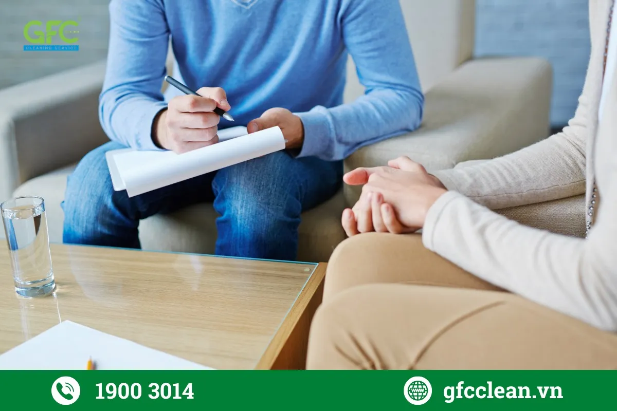 Nhân viên chuyên nghiệp đang tư vấn dịch vụ giặt sofa cho khách hàng