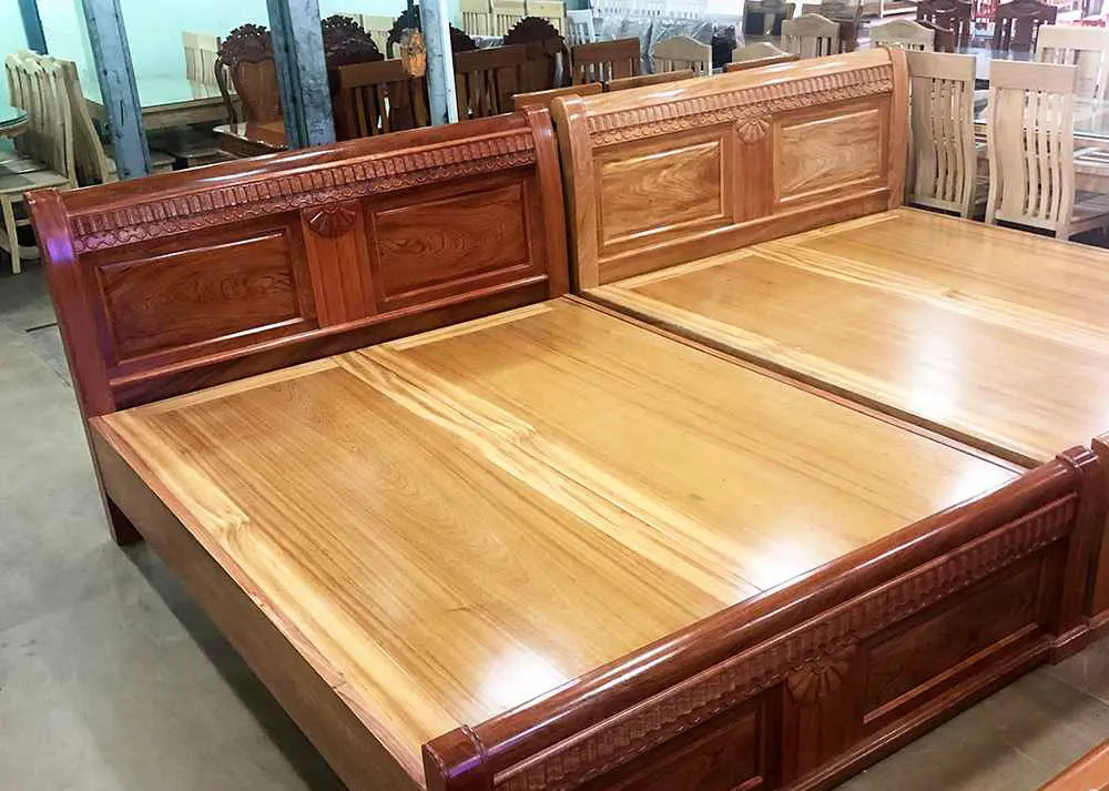 Giường gỗ Cẩm Lai với họa tiết chạm khắc tinh xảo
