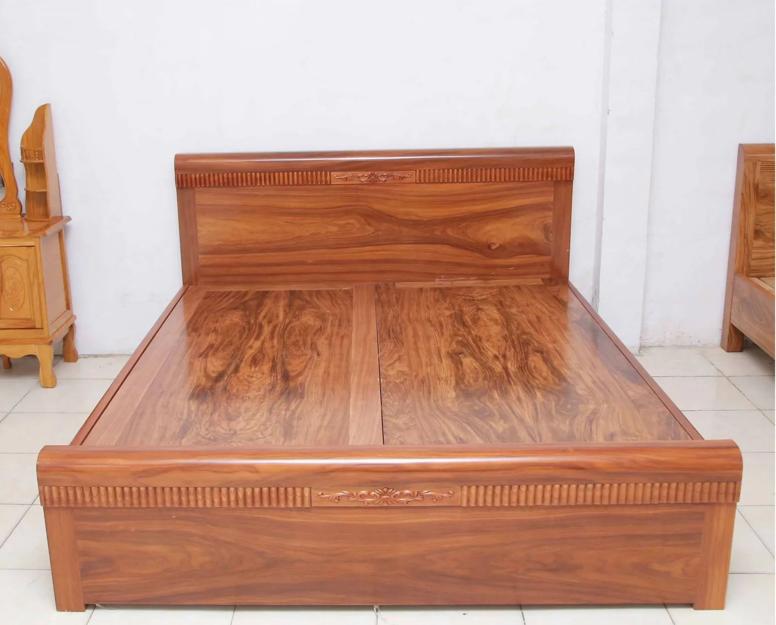 Giường gỗ Cẩm Lai với đường vân nổi bật, sang trọng