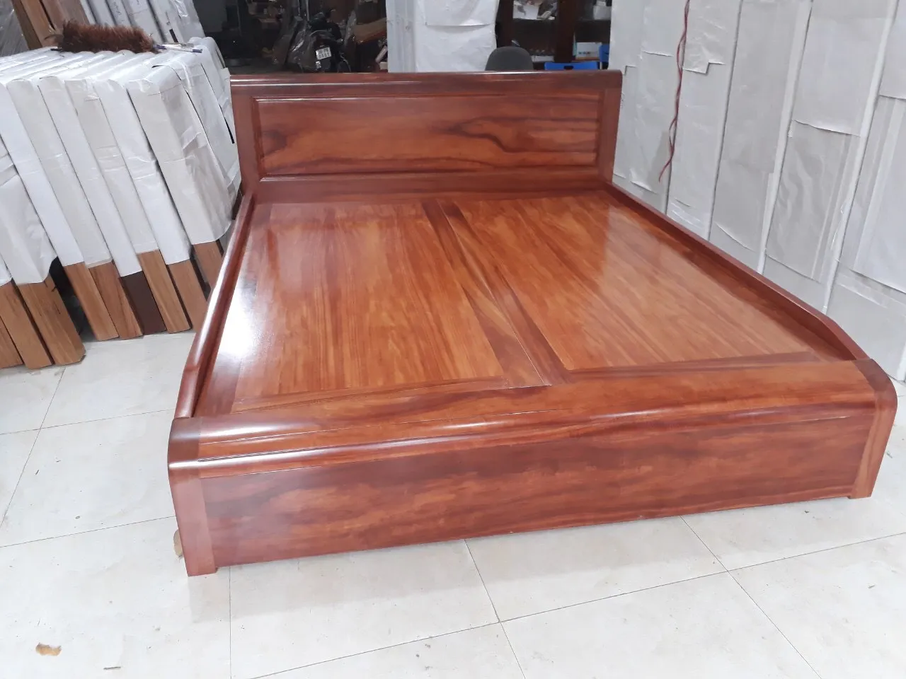 Mẫu giường gỗ Cẩm Lai được thiết kế theo phong cách truyền thống