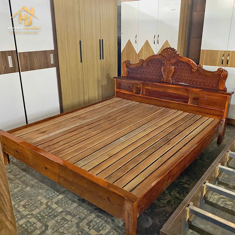 Giường gỗ sồi tự nhiên màu nâu nhạt, đầu giường có họa tiết chạm khắc tinh tế