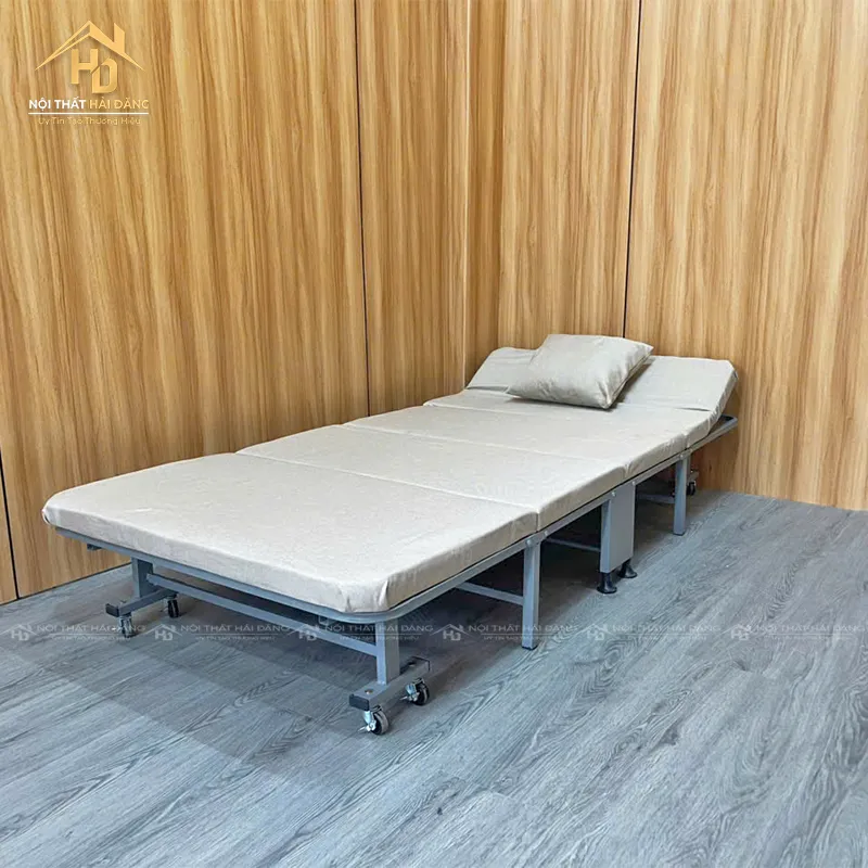 Giường bọc nệm màu xám nhạt, thiết kế đơn giản không đầu giường