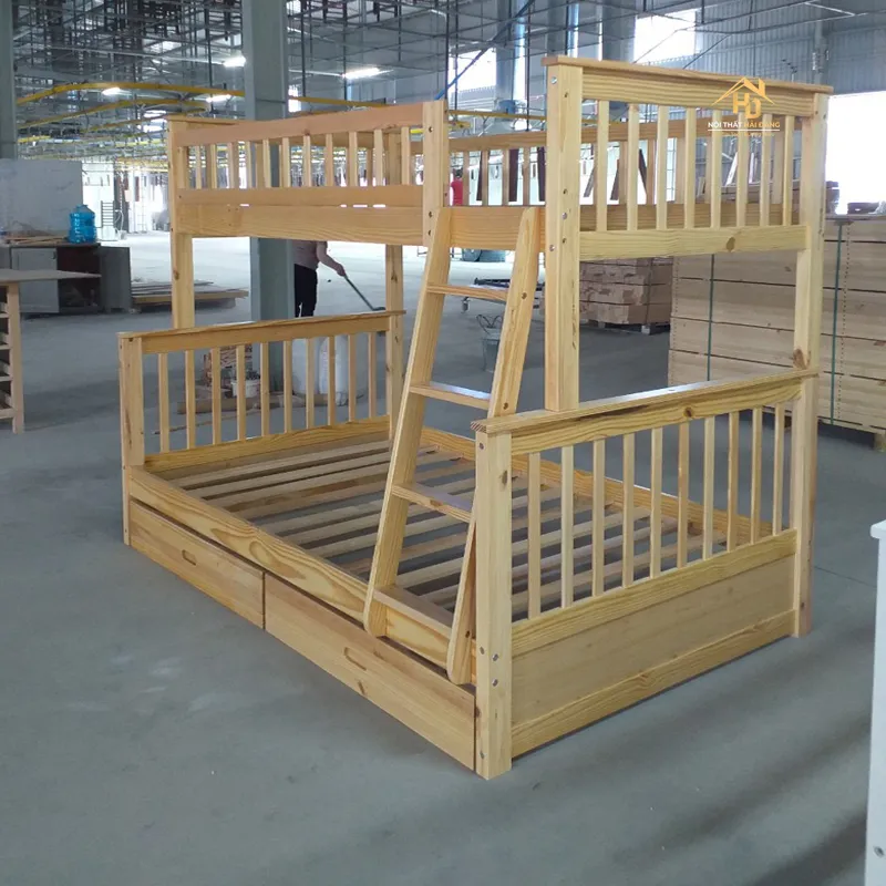 Giường tầng gỗ màu trắng, tầng dưới có bàn học tích hợp