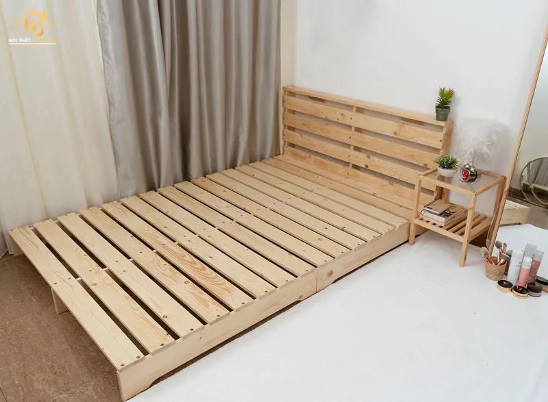 Giường pallet gỗ màu nâu tự nhiên, xếp 2 tầng pallet làm đế