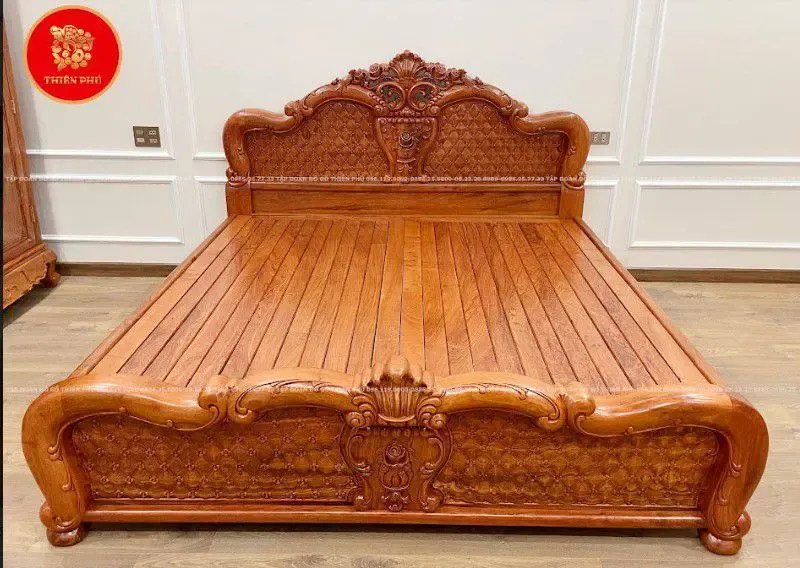 Hoa văn được chạm trổ công phu, đầy kiêu sa