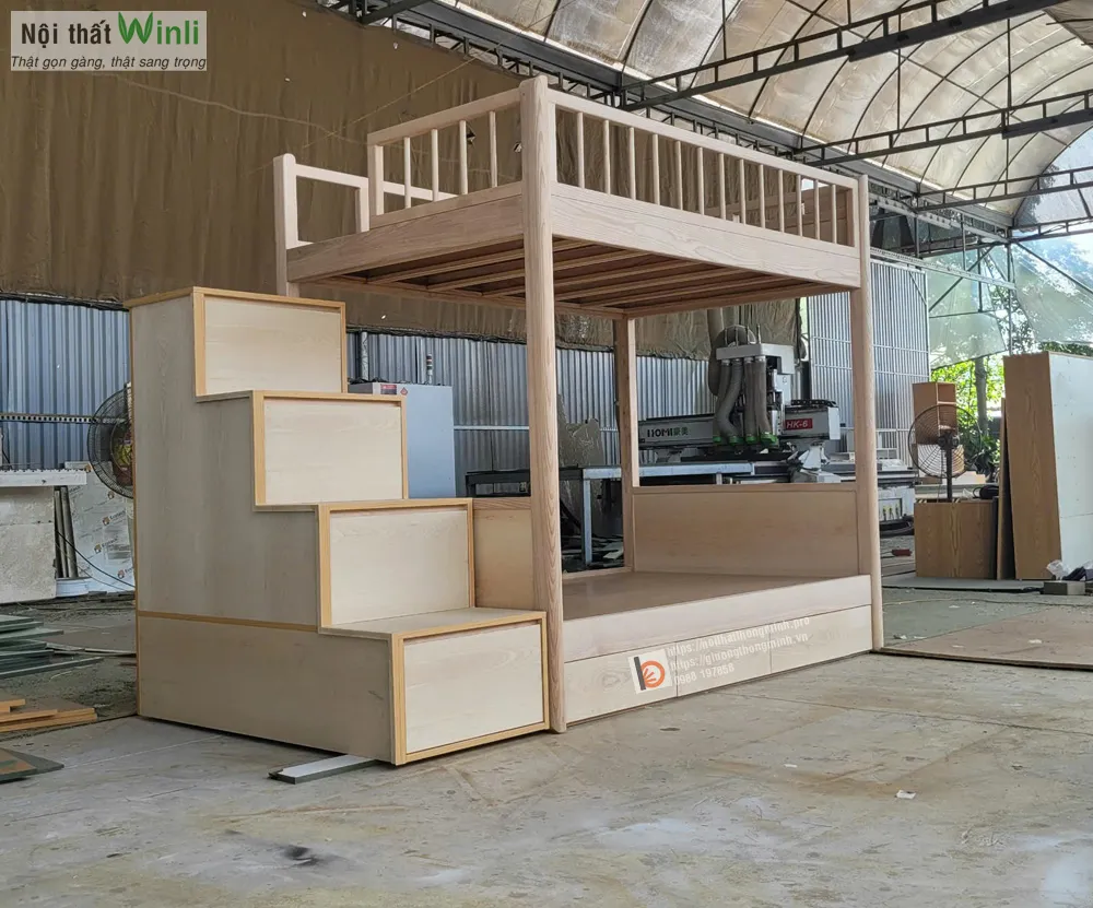 Cầu thang là tủ đồ cực tiện lợi cho các con