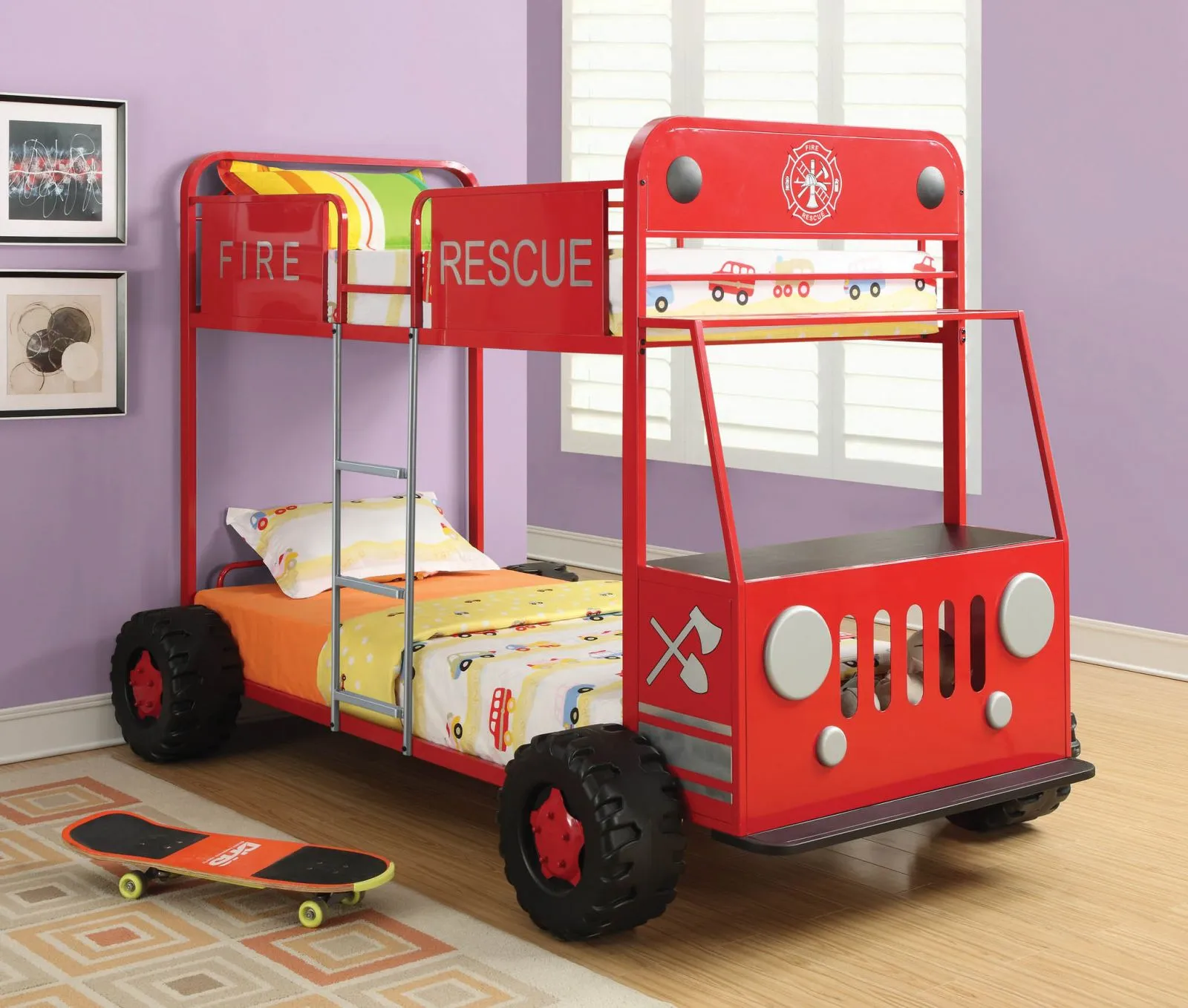 Mẫu 1. Giường tầng có bàn học dành cho bé trai với thiết kế hình chiếc xe cứu hỏa hấp dẫn. Giường thông thoáng với bàn học đầu giường và màu sắc tươi vui.