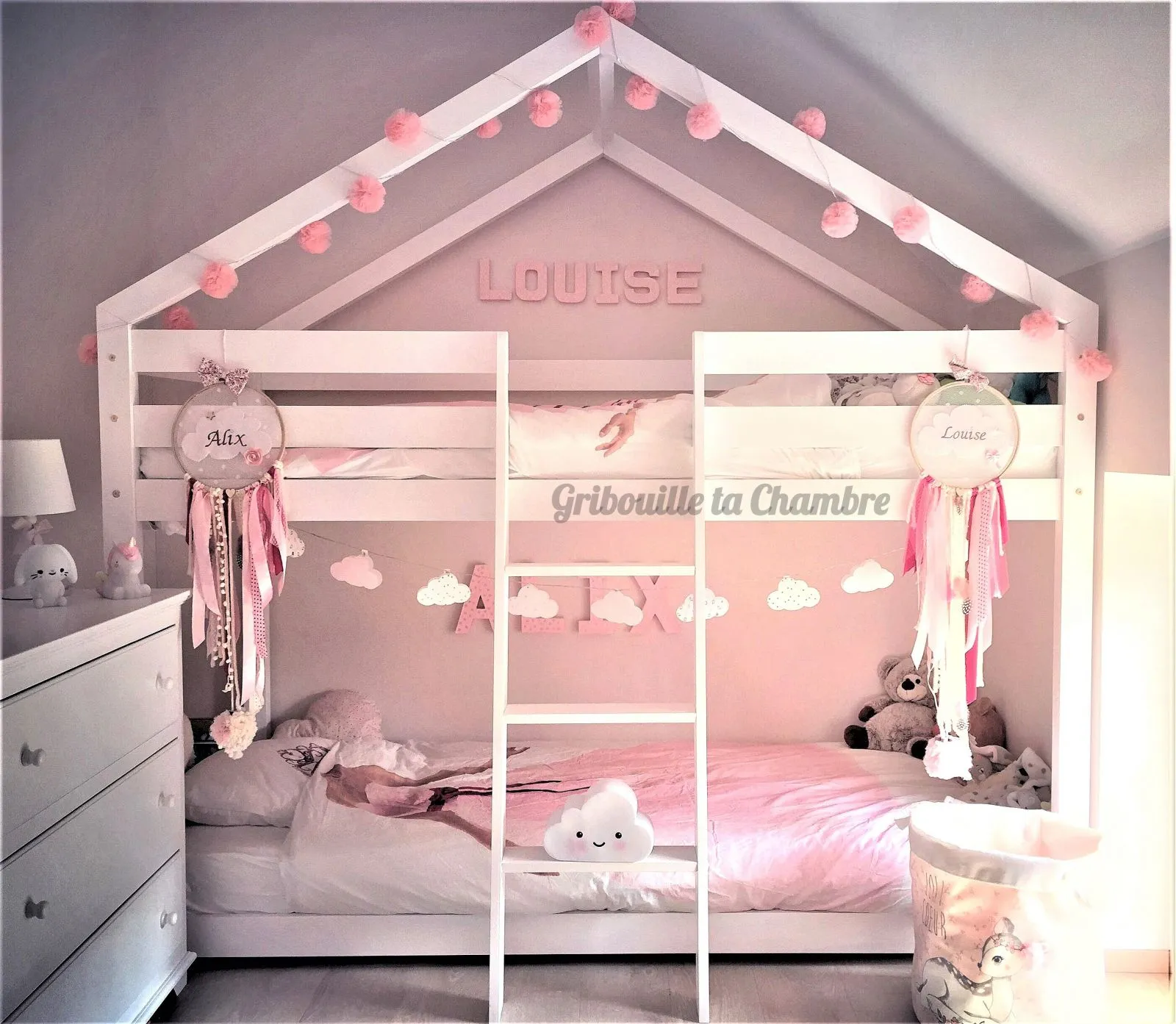 Mẫu 8. Căn phòng nổi bật với chiếc giường với các chi tiết đầy nữ tính, dễ thương và vô cùng đáng yêu.