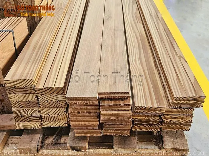 Giá sàn gỗ thật ngoài trời cũng tương đối cao hơn các loại sàn gỗ nhựa