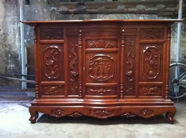 Tủ thờ gỗ gụ với màu sắc đẹp mắt và giá trị phong thủy cao