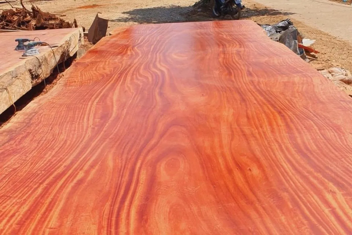 Vân gỗ hương nổi bật