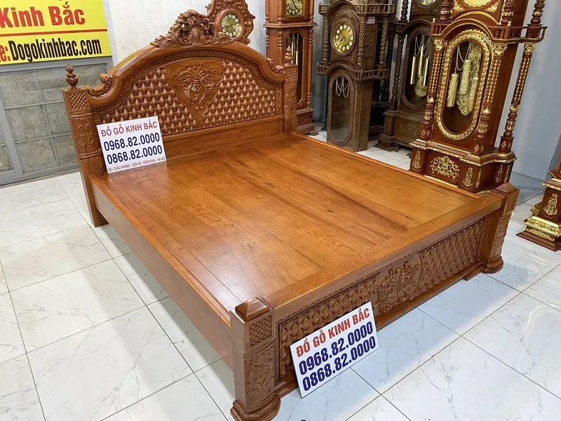 Giường gỗ hương đá phong cách tân cổ điển với đầu giường điêu khắc tinh xảo