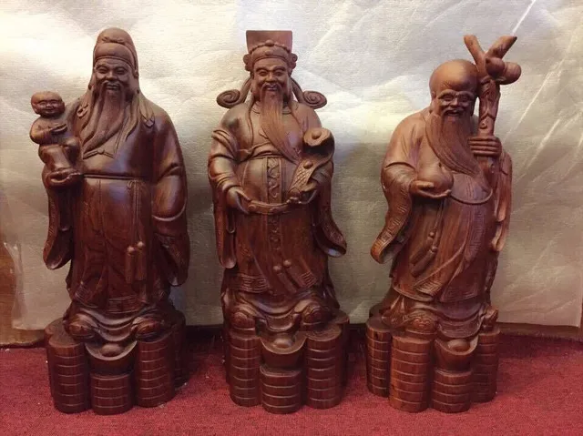 Tượng gỗ hương Lào