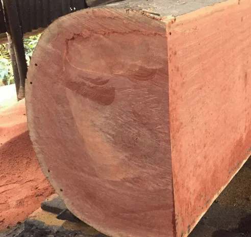 Bộ bàn ghế được làm từ gỗ Xoan Đào có tính thẩm mỹ cao