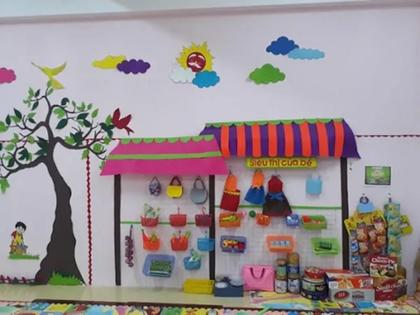 Mô hình siêu thị mini cho trẻ mầm non với kệ gỗ nhiều tầng