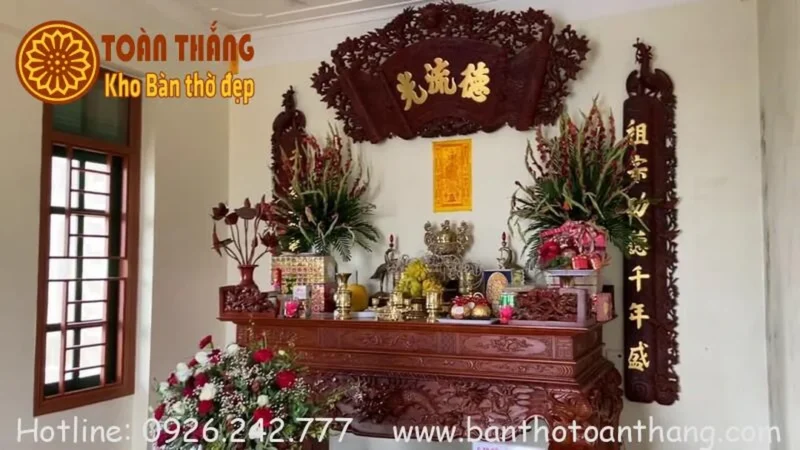 Gợi ý các mẫu cắm hoa bàn thờ gia tiên đẹp trang nghiêm