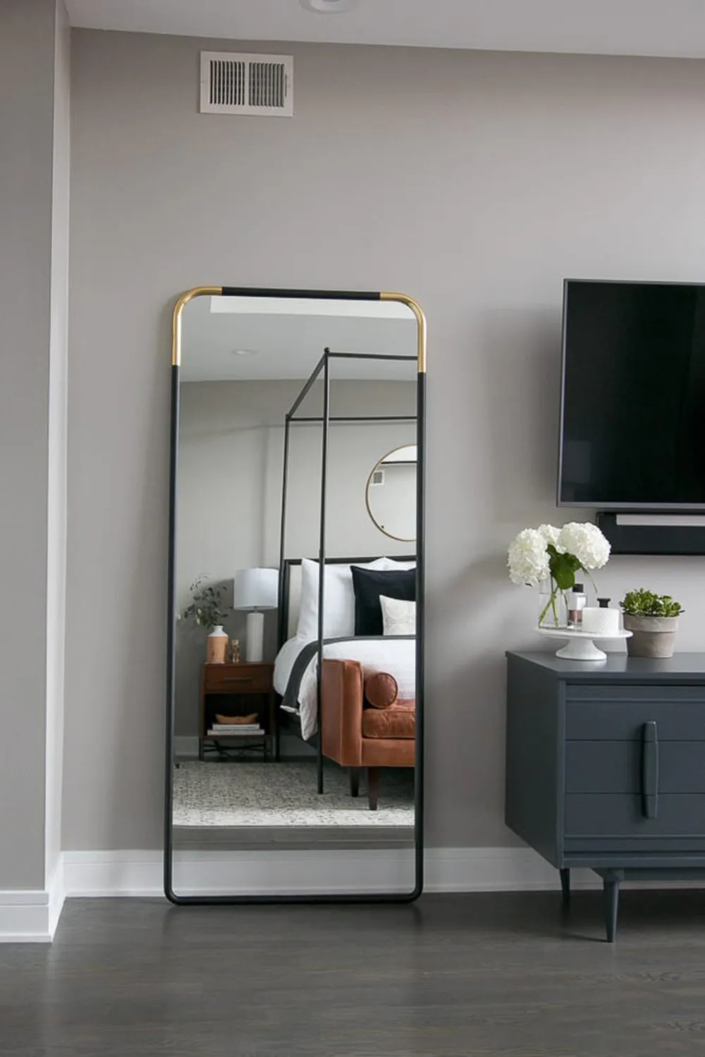 Gương đối diện giường