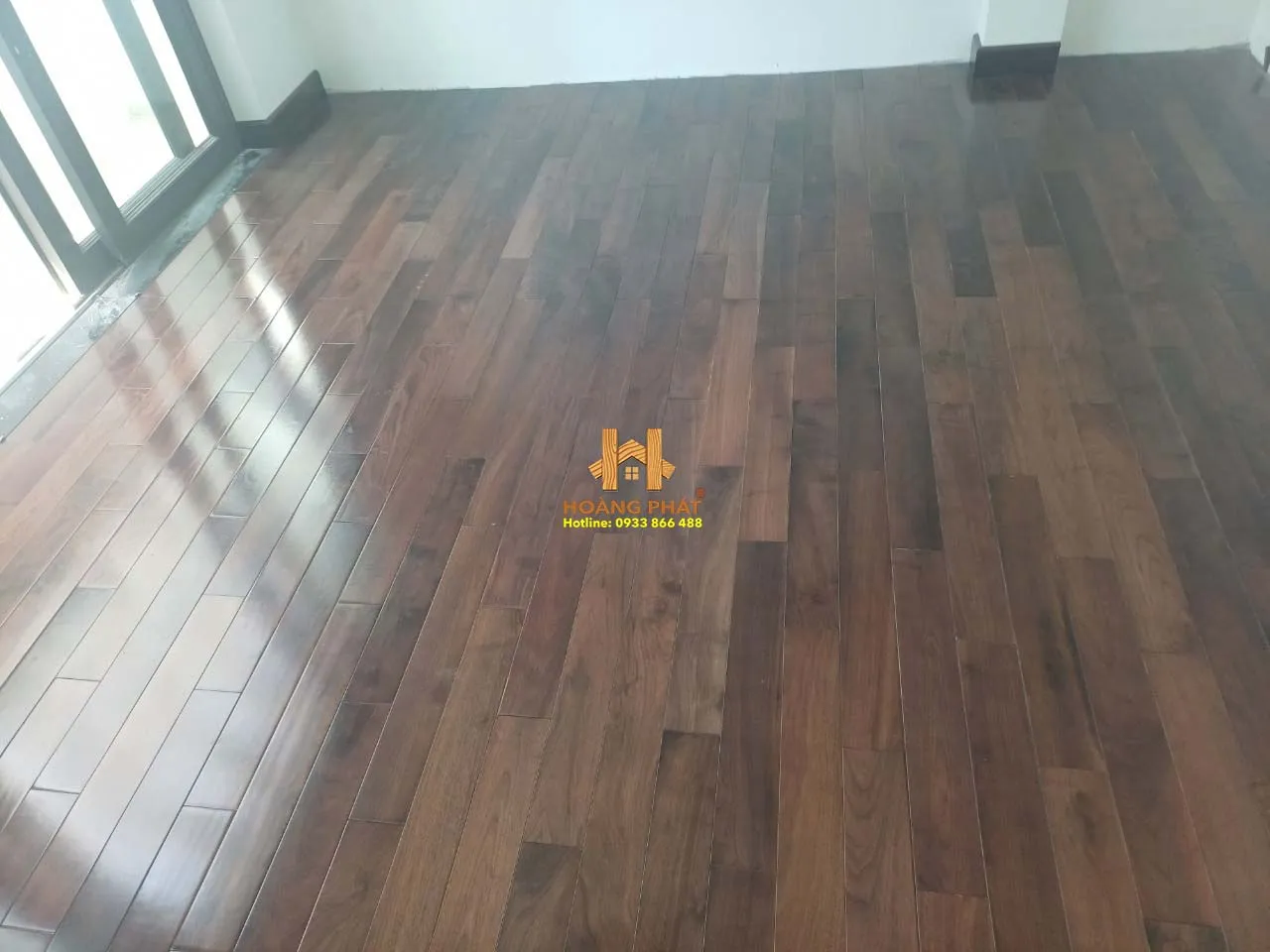 Hình ảnh thực tế lắp đặt sàn gỗ Walnut (gỗ Óc Chó) do Hoàng Phát cung cấp vật tư và thi công
