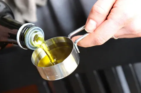 Sử dụng hỗn hợp sáp và dầu ăn để bảo dưỡng và cách vệ sinh bàn ghế gỗ