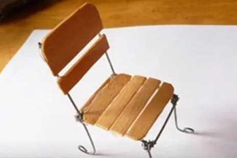 Hoàn thiện ghế mini bằng cách gắn que kem vào khung