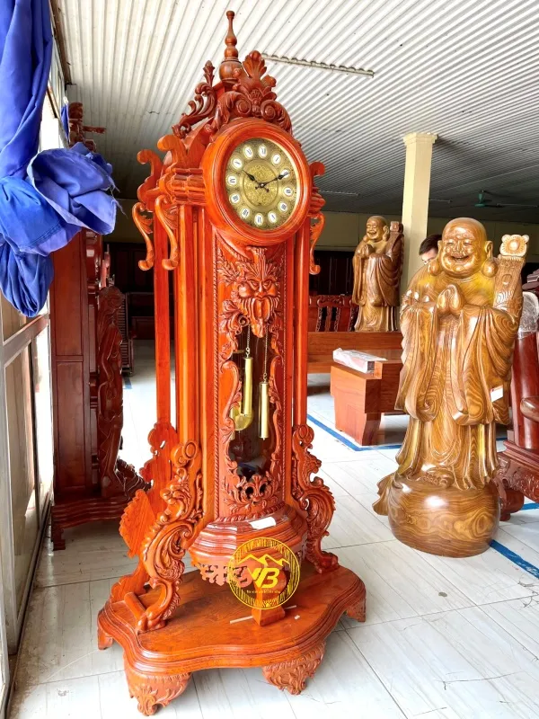 Đồng hồ Hoàng Gia gỗ hương đá với các đường nét chạm khắc châu Âu cổ điển