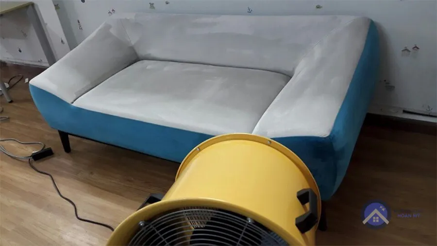 Hong khô sofa nỉ bằng quạt giúp ghế mau khô hơn