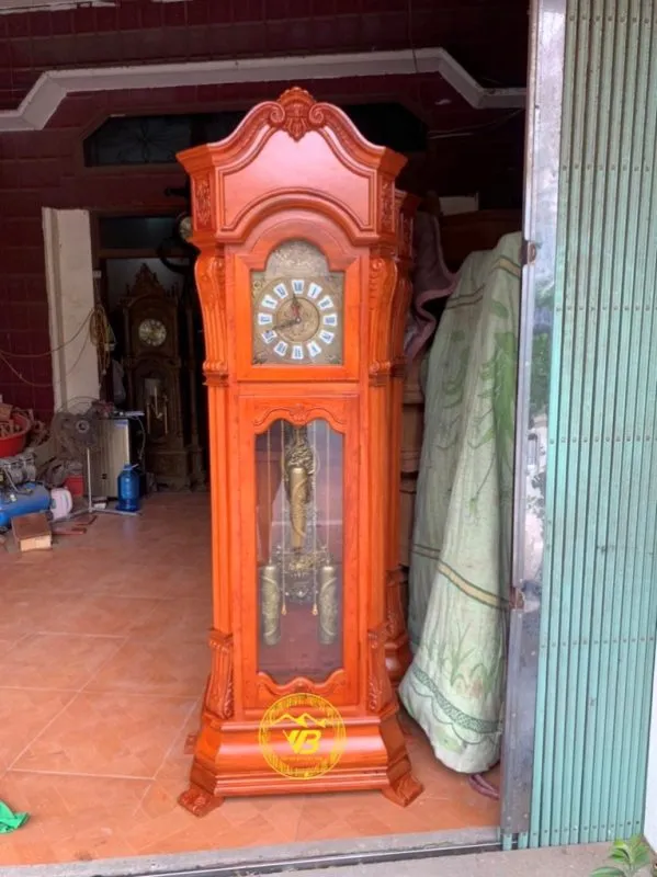 Mẫu đồng hồ hộp Hoàng Gia gỗ hương đá sang trọng đặt trên kệ