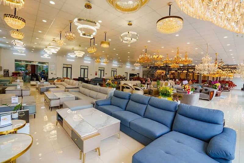 Showroom nội thất Hưng Phát Sài Gòn trưng bày đa dạng sản phẩm gỗ cao cấp