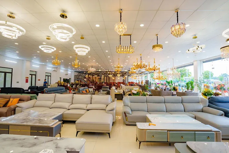 Showroom Hưng Phát Sài Gòn trưng bày nội thất cao cấp với sofa da bò Ý và bàn ăn mặt đá