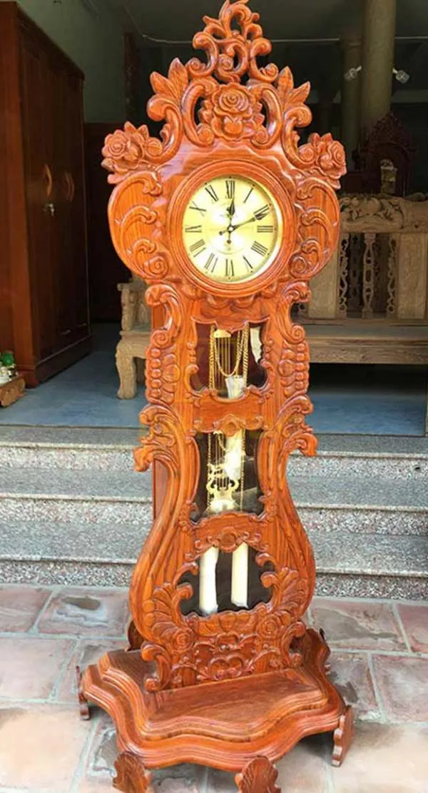 Mẫu đồng hồ đứng bằng gỗ hương đá với các đường vân nổi bật