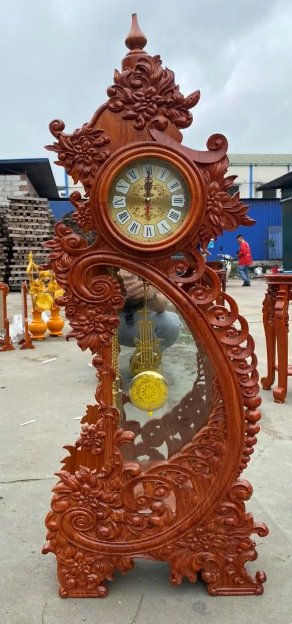Hình ảnh cận cảnh hoa văn chạm khắc trên thân đồng hồ gỗ hương đá