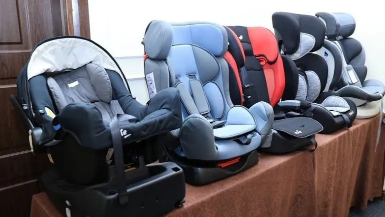 Các loại thiết bị an toàn cho trẻ em trên ô tô bao gồm nôi ghế đệm nâng