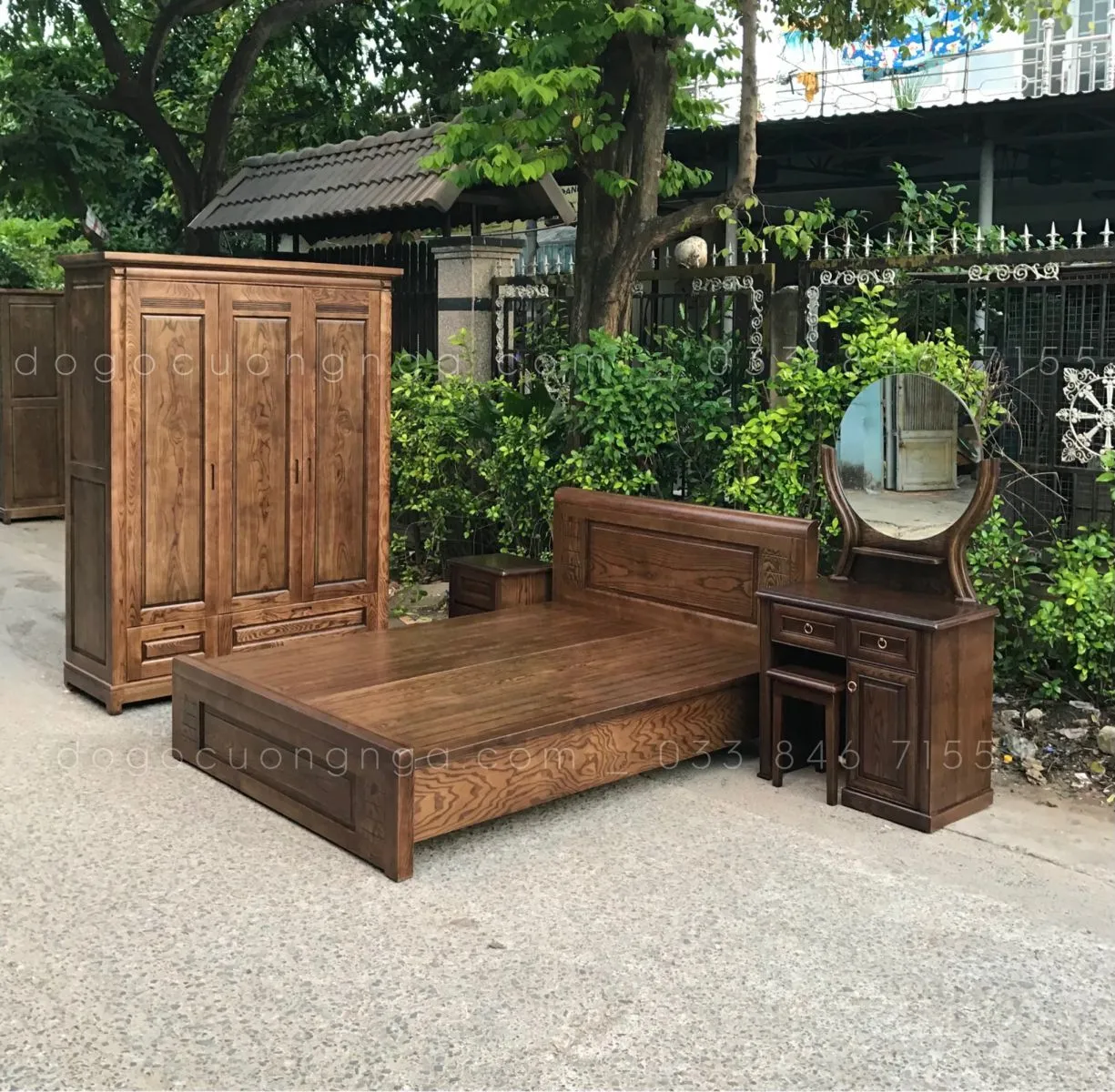 Tủ quần áo gỗ sồi lau màu óc chó trong combo phòng ngủ hiện đại