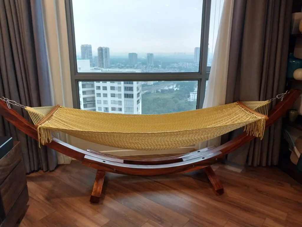 Bộ võng gỗ cao cấp khung xà cừ mang lại vẻ đẹp sang trọng cho phòng khách biệt thự