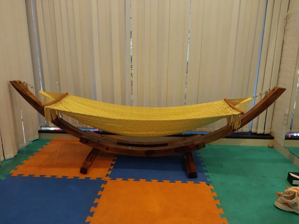 Chi tiết khung gỗ xà cừ của bộ võng gỗ cao cấp được sơn phủ PU sáng bóng và chống trầy