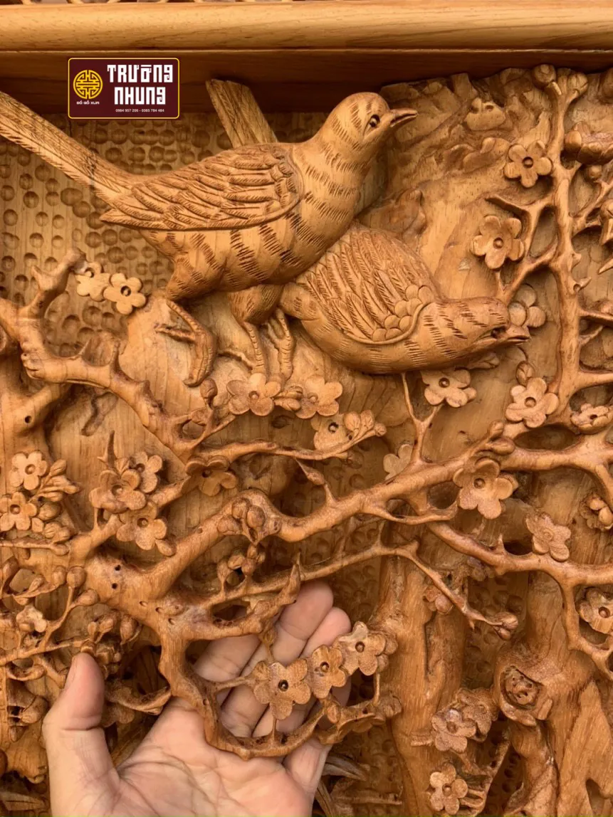 Kiểm tra kỹ các chi tiết đục chạm trước khi quyết định mua tranh