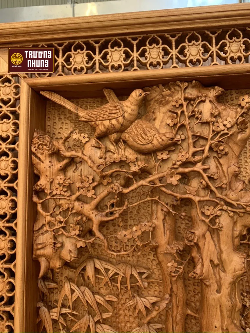 Chi tiết chạm khắc lông chim và cánh hoa vô cùng sống động