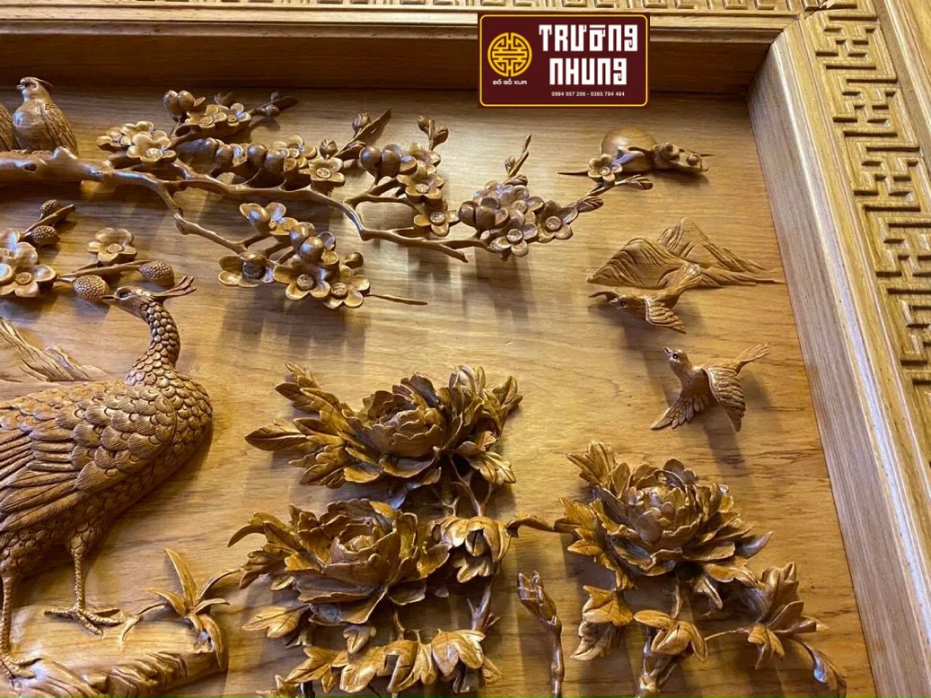 Sử dụng xi bóng chuyên dụng để bảo quản tranh gỗ định kỳ