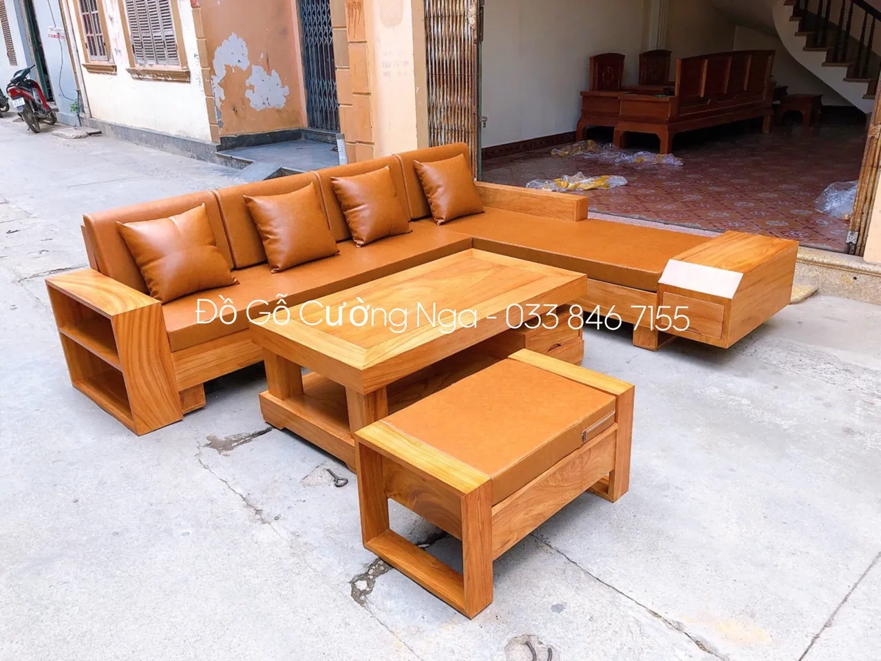 Sofa gỗ gõ đỏ tối giản, màu sắc thanh lịch phù hợp với không gian truyền thống