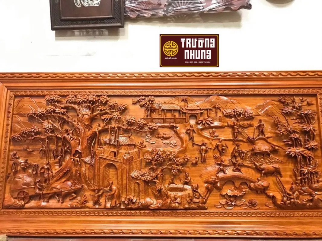 Nghệ nhân tỉ mỉ chạm khắc từng đường nét nhỏ nhất trên tranh