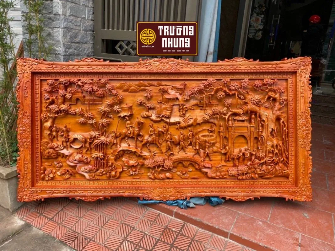 Công đoạn đục phá tạo hình sơ bộ cho bức tranh gỗ